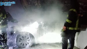 Gebze'de seyir halindeki araç alev alev yandı