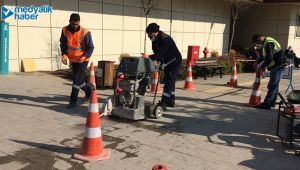 Görme engelliler için hissedilebilir zemin döşeniyor