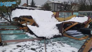 Karın ağırlığına dayanamayan kafe çöktü