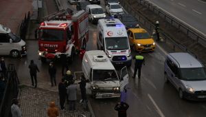 Kocaeli'de 3 otomobil çarpıştı