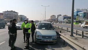 Makas atan otomobil yüzünden bariyerlere çarptı