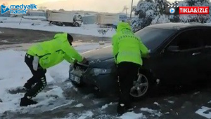 Trafik polisleri yolda kalan sürücülere yardım etti