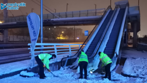 Üstgeçit ve duraklarda buzlanmaya karşı çalışma