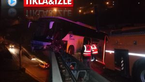 Yolcu dolu otobüs viyadükte asılı kaldı