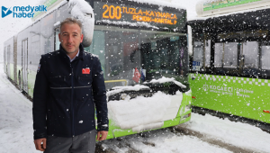 Yolda ve durakta kalan yayaları otobüse aldı