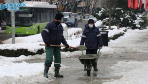 Yürüyüş yolunda kar çalışması
