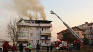 5 katlı binanın çatısında yangın çıktı