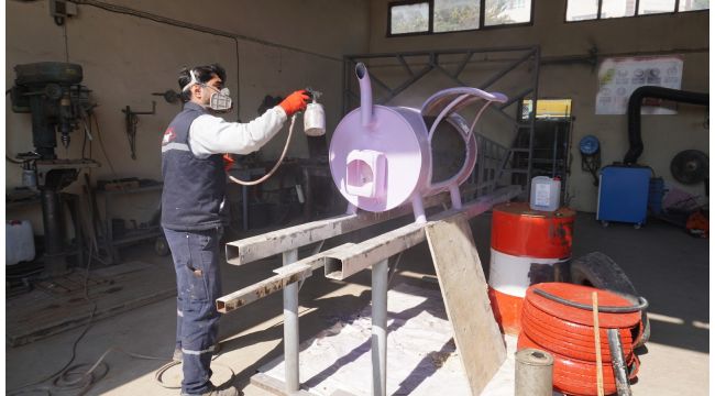 Atık malzemeler sokak hayvanları için yuvaya dönüşüyor
