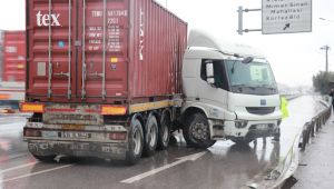 Bariyerlere çarpan tırın sürücüsü ucuz kurtuldu