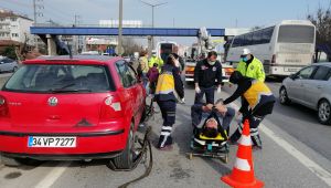 Başka bir aracın sıkıştırdığı otomobil bariyere çarptı