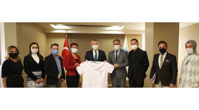 Başkan Büyükakın'a, sağlıkçılardan beyaz önlük
