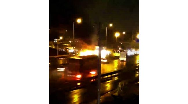 Çayırova'da servis minibüsü alev topuna döndü