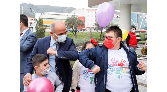 Down sendromlular için gökyüzüne renkli balonlar bırakıldı