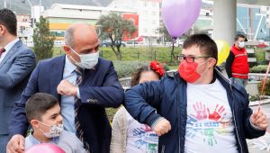 Down sendromlular için gökyüzüne renkli balonlar bırakıldı