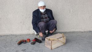 Engelli Yaşlı baba, boya sandığı ile 5 kişilik ailesine bakıyor