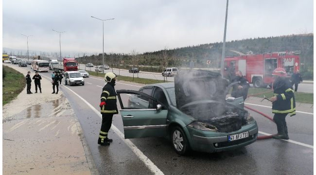 Gebze’de seyir halindeki otomobil alev alev yandı