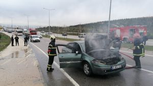 Gebze’de seyir halindeki otomobil alev alev yandı