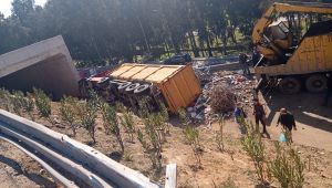 Hurda yüklü kamyon devrildi!