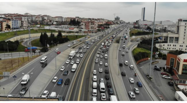 İstanbullu 'Evde Kal'madı, trafik durdu
