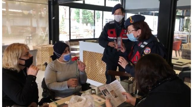 Jandarma kadınlara karanfil dağıtarak KADES'i anlattı