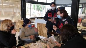 Jandarma kadınlara karanfil dağıtarak KADES'i anlattı