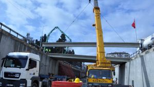 Karamürsel Köprülü Kavşağı’nın prefabrik kiriş montajı yapılıyor