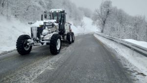 Kartepe’de ekiplerin karla mücadelesi sürüyor