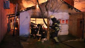 Komşusuna gitti, evi alev alev yandı