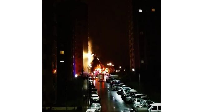 Patlayan şarj aleti evi alev alev yaktı