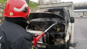 Seyir halindeki kamyonet alevlere teslim oldu