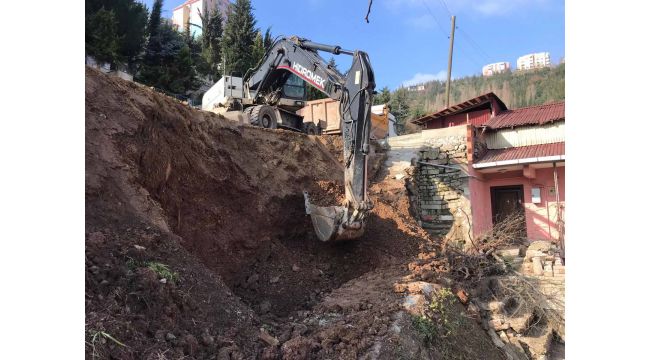 Toprak kayması olan kaldırımda taş duvar yapımına başlandı