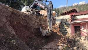 Toprak kayması olan kaldırımda taş duvar yapımına başlandı