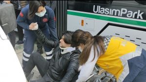 Tramvayın çarptığı motosiklet sürücüsü şans eseri kurtuldu