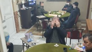 Tüm yasakları delip kumar oynarken yakalandılar