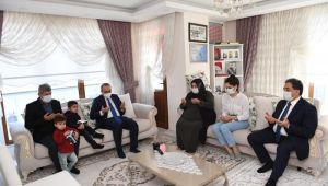 Vali Yavuz ve Kaymakam Güler'den şehitlere vefa