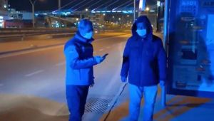 Yolda kalan vatandaşa Büyükşehir Zabıtası el uzattı