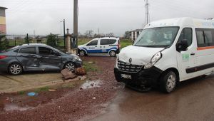 Anaokulu servisi ile otomobil çarpıştı: 1 yaralı
