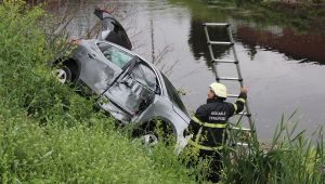 Anne ve küçük kızı dereye uçan cipten yara almadan kurtuldu
