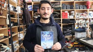 Ayakkabı tamiri yaparken iki şiir kitabı yazdı