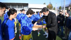 Bal ligi takımına belediye başkanından baklavalı moral