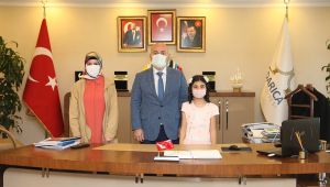 Başkan Bıyık koltuğunu çocuklara bıraktı