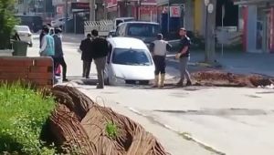 Caddede giderken otomobili ile çukura düştü