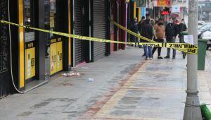 Caddede yürürken kurşunların isabet ettiği iki vatandaş yaralandı