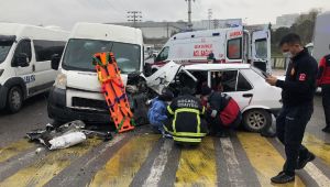 Çayırova’da panelvan minibüs ile otomobil çarpıştı: 1’i ağır 4 yaralı