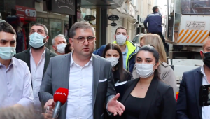 CHP Kocaeli afişlerin indirilmesini Alkışlarla protesto etti