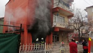 Elindeki sigara ile uyuyunca yangın çıktı