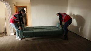 Evi yanan ailenin yardımına İzmit Belediyesi koştu