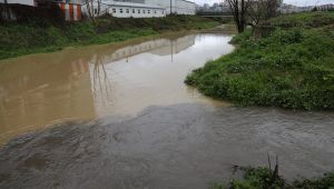 Fabrikaların arasından geçen dere simsiyah aktı