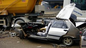 Gebze'de 2 tıra çarpan otomobil paramparça oldu