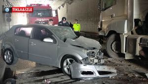 Gebze'de otomobil önce kağıt toplayıcısına sonra tıra çarptı